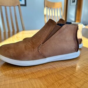 OluKai Hawai’iloa Manu Hope, Fox/Off white, rare, no longer sold, 7.5